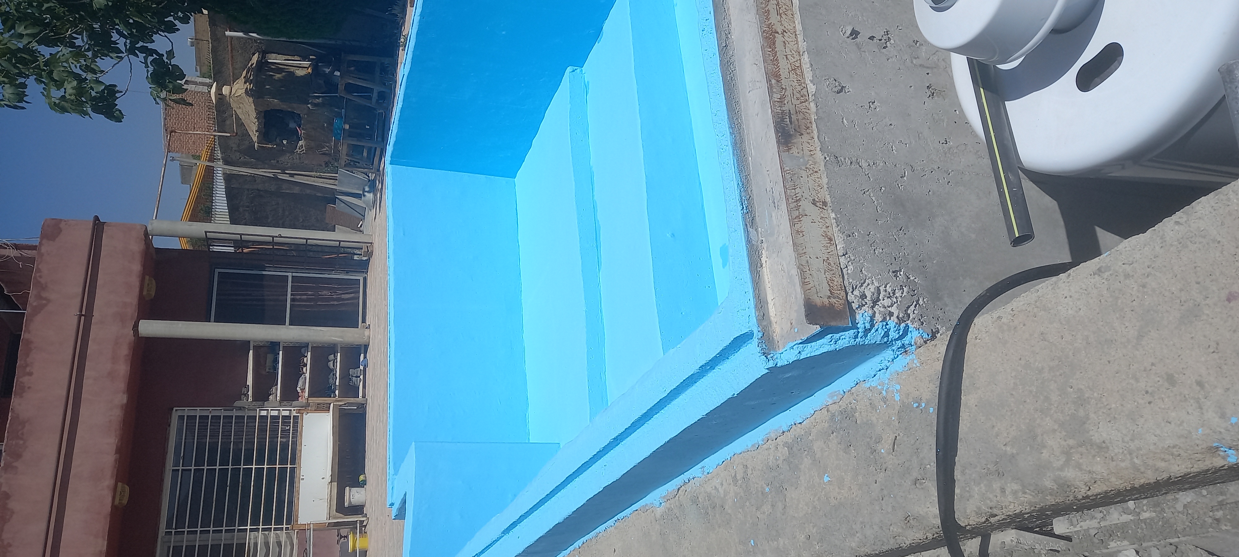 نمونه استخر بتنی بدون کاشی کاری